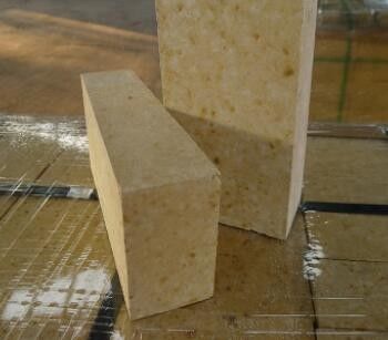 Les briques réfractaires pressées sèches de haute alumine chauffent des briques de preuve pour le four à ciment
