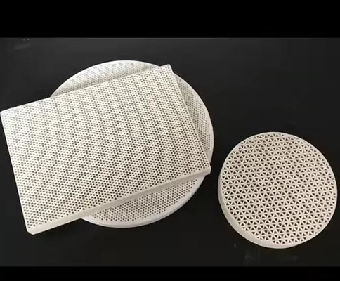 Plaque en céramique de nid d'abeille infrarouge poreuse de cordierite de haute résistance 50-200 mm pour résistance aux chocs thermiques du brûleur