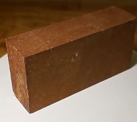 Briques de magnésium réfractaires à haute température Excellente résistance à l'éclaboussure Briques de magnésium sintrées pour revêtement de fours en acier